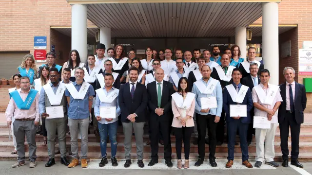 Parte de los estudiantes graduados, junto a Íñigo de Yarza y César Romero en el centro de la foto.
