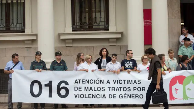 Concentración ante la subdelegación del Gobierno de Castellón en repulsa por el asesinato de las dos niñas.