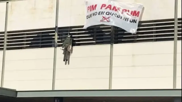 Cuelgan un muñeco de un guardia civil decapitado en la Universidad Autónoma de Barcelona