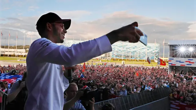 Hamilton, rodeado de aficionados en el circuito de Sochi