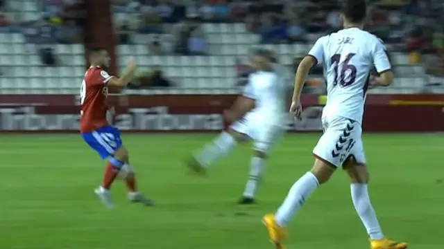 Momento en el que el pelotazo de Acuña impacta en la parte interior de la rodilla derecha de Papunahsvili en Albacete.