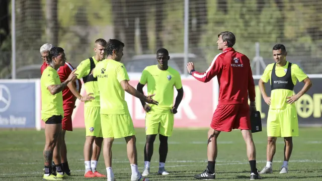 Leo Franco da instrucciones a sus futbolistas durante uno de los entrenamientos de esta semana.