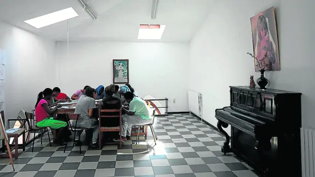 Un grupo de refugiadas, en la clase diaria de alfabetización en el Sagrado Corazón de Jesús.