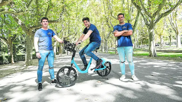 José Baigorri, Ángel Baigorri y Adrián Grande, con la bici eléctrica que traerán a Zaragoza