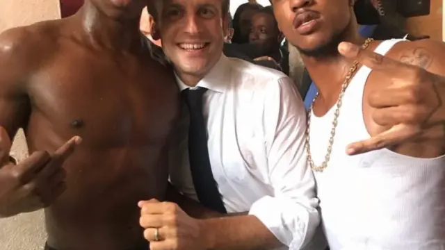 La controvertida imagen en la que Macron posa con un joven recién salido de prisión.