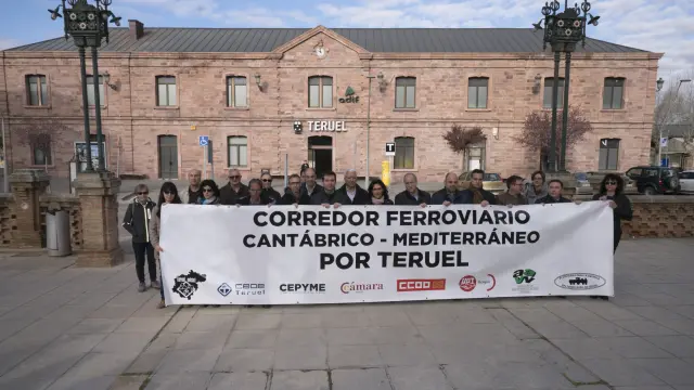 Una concentración de Teruel Existe en favor del Corredor Cantábrico-Mediterráneo.