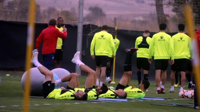 Futbolistas del Huesca durante el entrenamiento de este martes en el Instituto Montearagón.