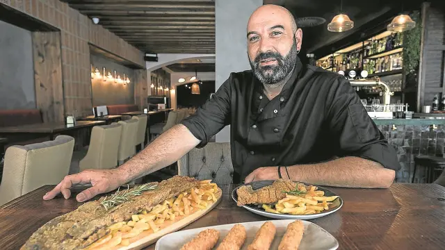 Jon Pérez, con los tres platos de carnes empandas que pueden disfrutarse en Nativo.