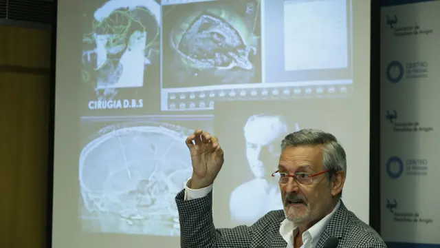 Javier López del Val, neurólogo del hospital Clínico, en la presentación del congreso en Zaragoza.