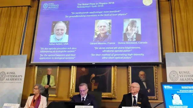 Momento en el que la Academia sueca ha anunciado el nombre de los tres ganadores del Premio Nobel de Física.