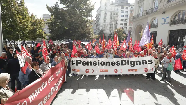 Concentración de pensionistas convocada por CC. OO. y UGT Aragón.