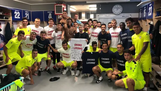 Los futbolistas del Huesca posan con las camisetas de apoyo a su compañero Luisinho.