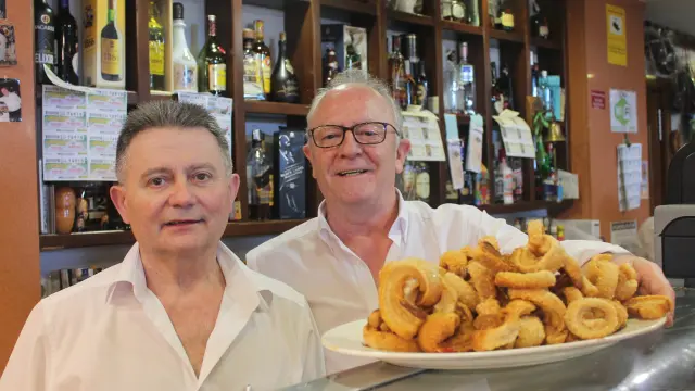 De izquierda a derecha, Manolo Hernández y Mariano Sanz, del restaurante Mariano de Calamocha. Se jubilan a los 63 años.
