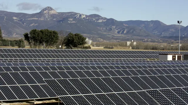Parque solar en servicio en la localidad oscense de Lupiñén.
