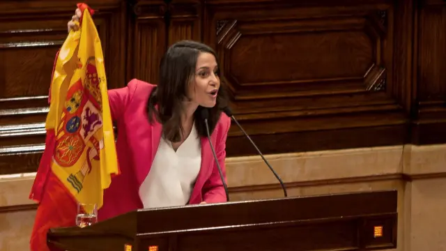 La líder de Cs en Cataluña mostrando la bandera española.