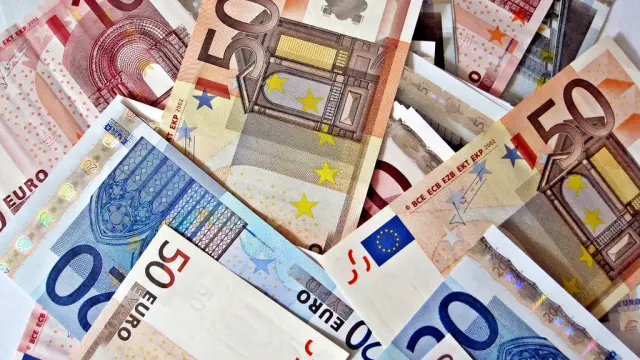 La mayor parte del dinero estaba agrupada en sobres con billetes de 20 y 50 euros.