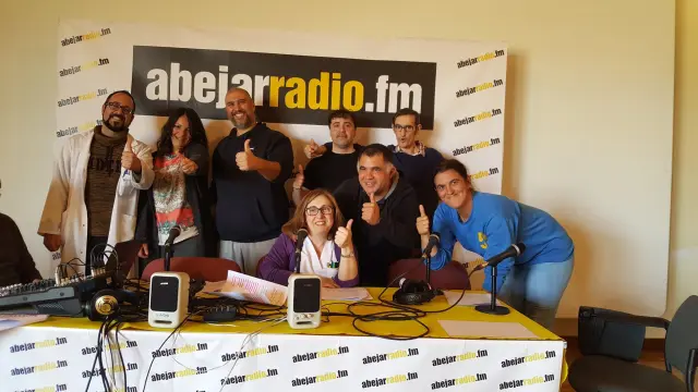 Usuarios y trabajadores participan en un programa de Abejar Radio