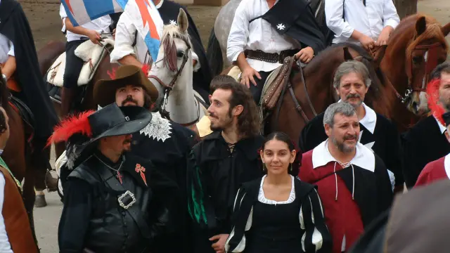 Villarroya de los Pinares recrea la 'Llegada del Comendador' con el grupo Masteatro.