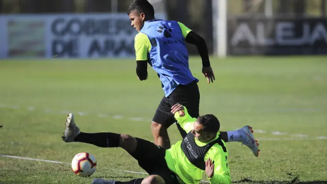 Juan Camilo 'Cucho' Hernández trata de superar a Ferreiro durante el entrenamiento del Huesca este jueves en el IES Pirámide.