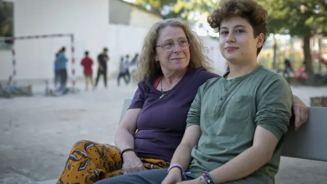 El joven y su madre, este miércoles, en un parque bilbilitano.