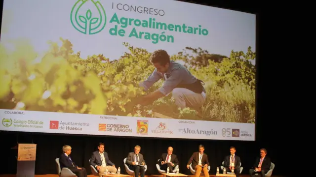 Participantes en la primera mesa temática del I Congreso Agroalimentario de Aragón.