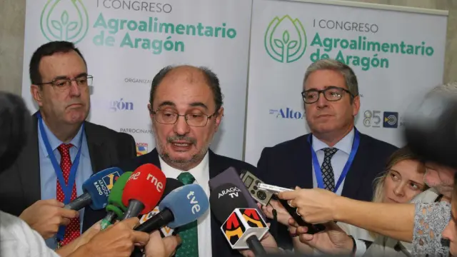 Javier Lambán durante su comparecencia ante los medios en Huesca, donde ha asistido al I Congreso Agroalimentario de Aragón.
