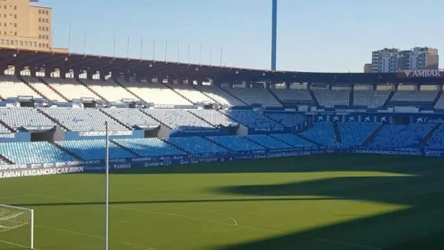 El estadio de La Romareda, con el nuevo césped ya arraigando desde principios de semana y, desde este jueves, con las nuevas referencias lineales marcadas en su superficie de juego.