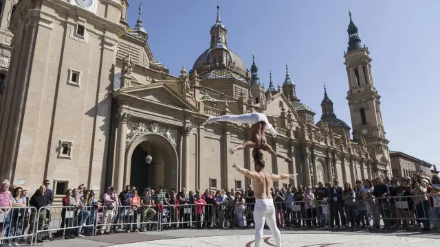 El 'Dúo Erla', integrantes del Circo Italiano, ofreciendo parte de su espectáculo en la plaza del Pilar.