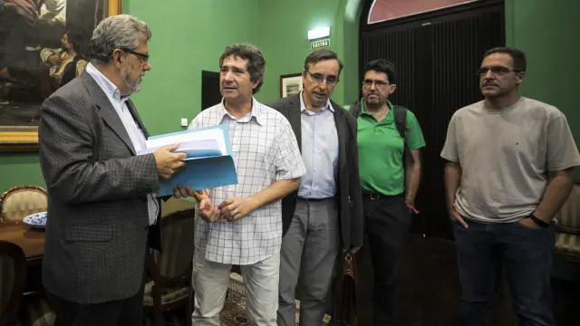 El rector de la Universidad de Zaragoza, José Antonio Mayoral (a la izquierda), junto a los promotores del manifiesto en la entrega de firmas.