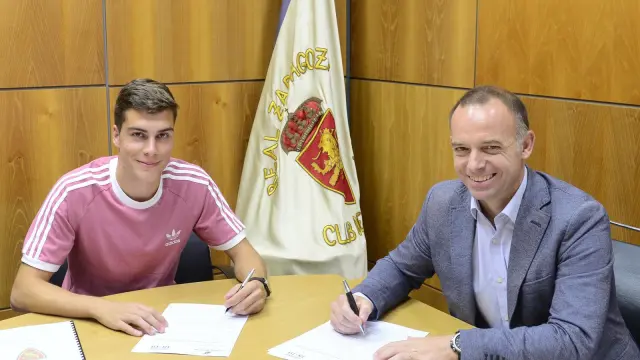 Alberto Soro y Christian Lapetra firman el nuevo contrato del canterano.