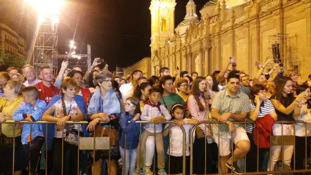 Una plaza del Pilar abarrotada espera ansiosa el pregón oficial que de inicio a las Fiestas del Pilar