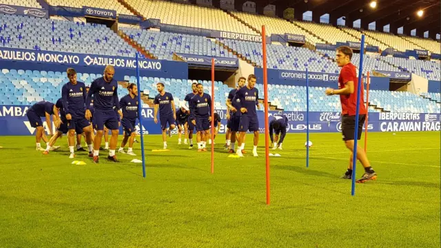 Los jugadores del Real Zaragoza, en la noche del sábado durante el entrenamiento que llevaron a cabo sobre el nuevo césped de La Romareda.