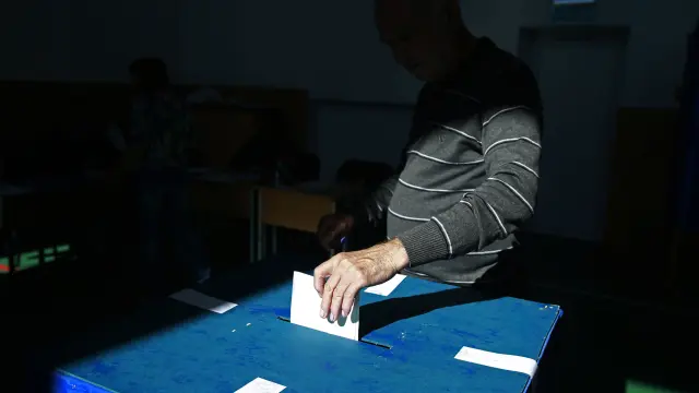 Un hombre votando en el referendo que pretendía vetar el matrimonio homosexual en Rumanía
