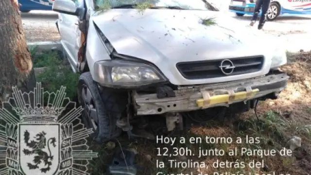 El coche que chocó contra un árbol en Torrero, cuyo conductor dio positivo en alcohol y cocaína.