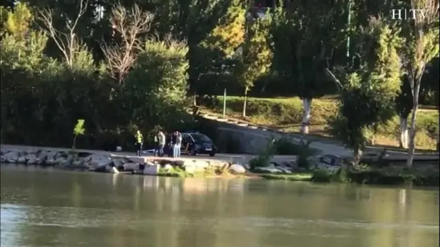 Los bomberos rescatan el cadáver de un joven del Ebro a la altura del puente de Piedra