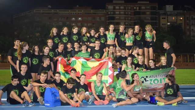 Los equipos masculino y femenino del Intec-Zoiti de Huesca, juntos en Valencia a la conclusión de la final A del Nacional cadete.