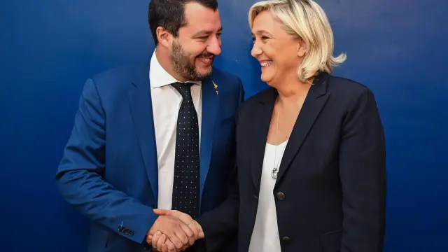 La ultraderechista francesa Marine Le Pen junto al ministro del Interior italiano Matteo Salvini en Roma.