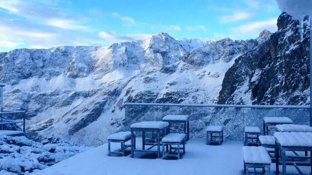 En la terraza del refugio de Cap de Llauset había esta mañana 5 centímetros de nieve