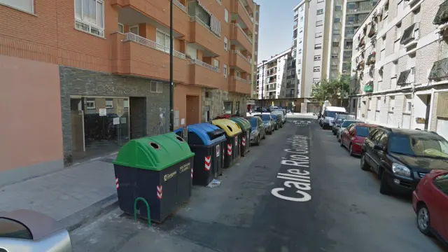 Contenedores que ardieron en la calle de Río Guadalope de Zaragoza.