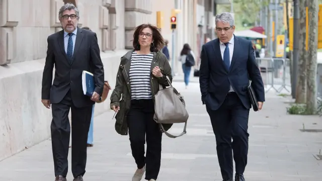 La mujer de Jordi Turull a su llegada al TSJC, acompañada de su abogado Jordi Pina y del exconsejero Francesc Homs.