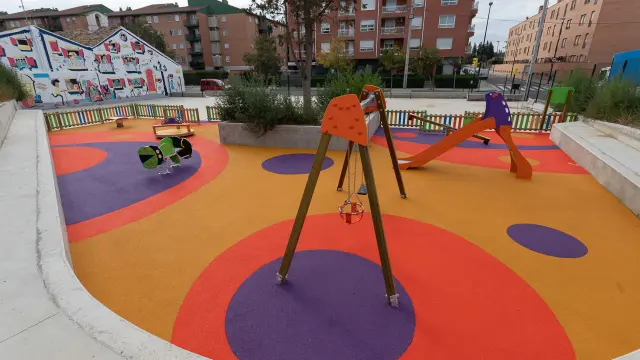 Miralbueno inaugura una nueva zona de juegos infantiles.
