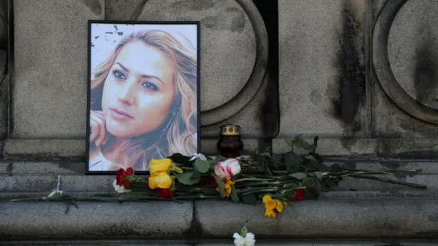 Flores y velas en Ruse (Bulgaria) en memoria de la periodista Viktoria Marinova.