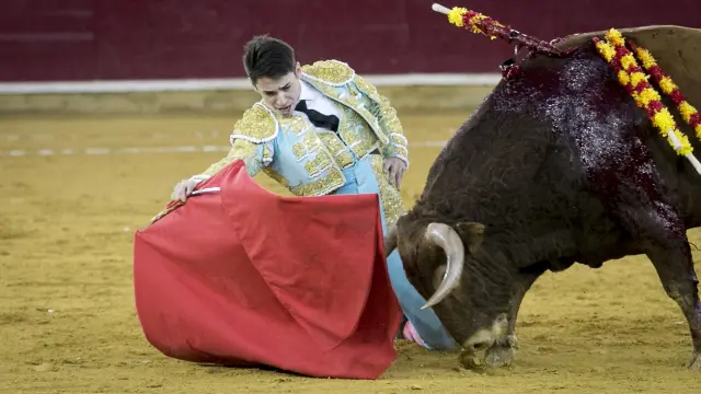 Pablo Mora, en un inicio de rodillas en su faena al primero, de nombre Lavandero.