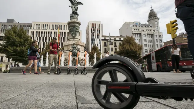 Varios patinetes eléctricos de Koko, en la plaza de España de Zaragoza