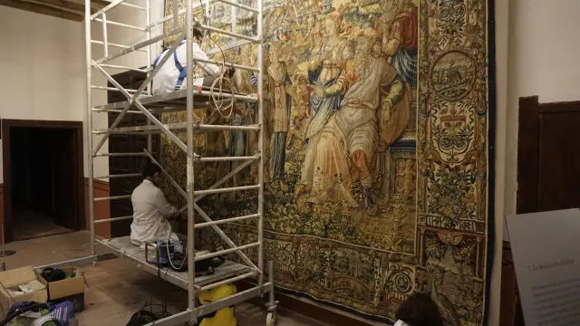 El grupo, trabajando sobre un tapiz del Museo Diocesano.