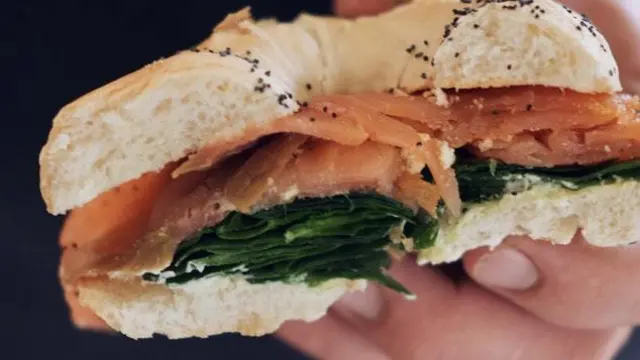 El bocadillo de salmón puede ser una gran opción cuando toca sandwich.