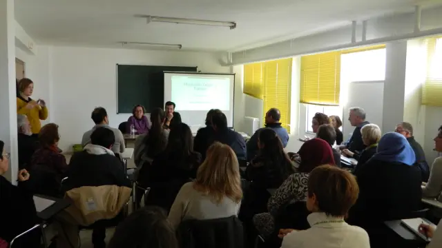 Asistentes al taller antirrumores organizado desde Servicios Sociales de la comarca.