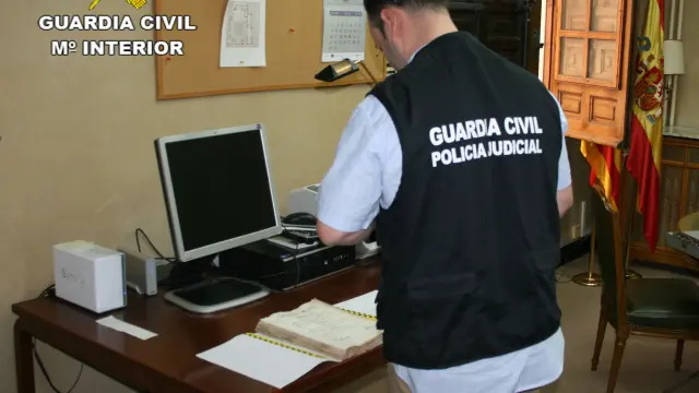 Un agente de la Guardia Civil investigando en el Archivo Histórico Provincial de Zaragoza.