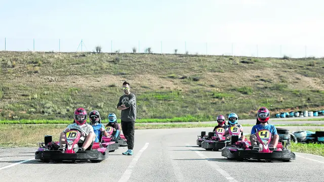 Un grupo de pilotos se alista para los entrenamientos libres cronometrados en el circuito de Torremocha.