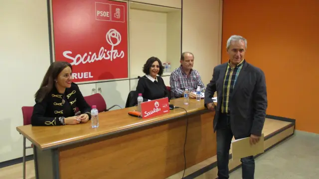 Samuel Morón, de pie, durante la rueda de prensa del PSOE en la sede de Teruel.